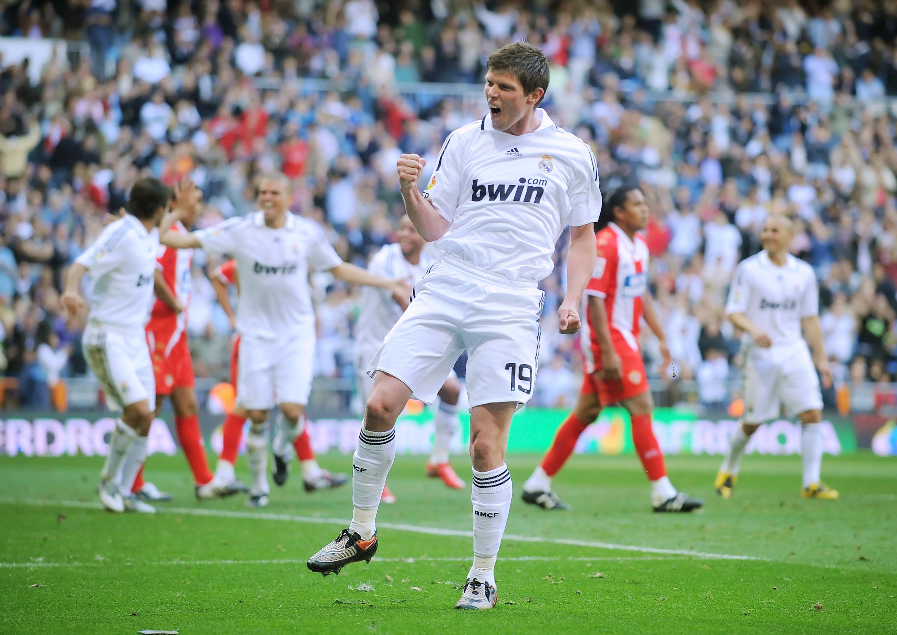 清晨阿贾克斯调整名单以备法国杯，复出首秀环节打磨，引发热议，年轻球员得到机会的简单介绍